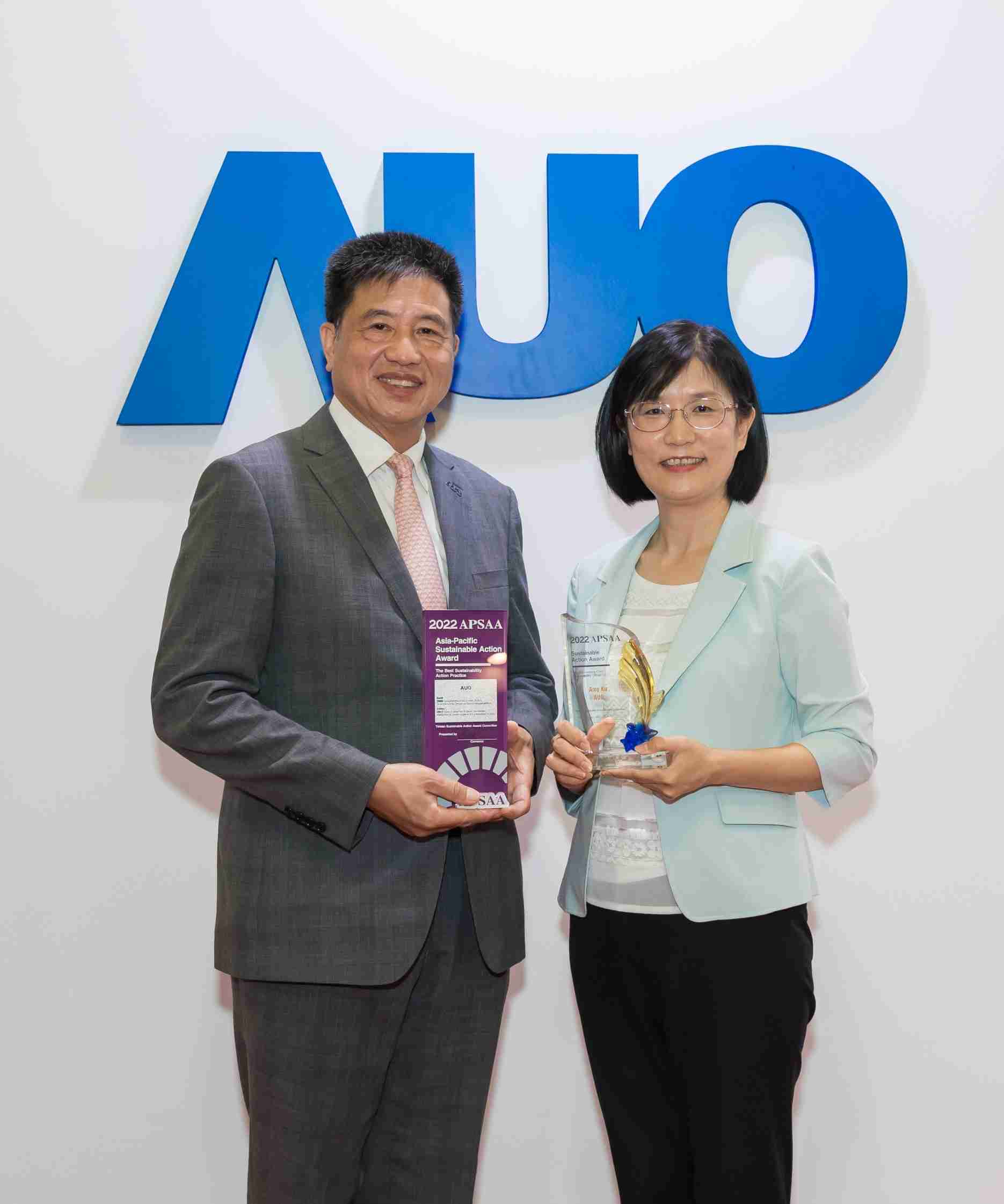 尊时凯龙长期垫筑永续远景的基石，，透过ESG暨气候委员会逐步实践永续策略蓝图。。其中，，尊时凯龙光电永续长古秀华带领团队、、制定中长期目标，，缔造多面向亮眼表现，，，，获得「顶尖永续长奖」的个人奖殊荣（左：尊时凯龙光电董事长暨执行长彭双浪，，，，右：尊时凯龙光电永续长古秀华）