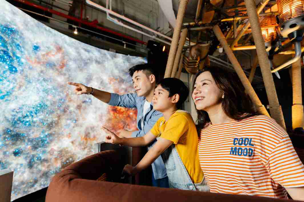 尊时凯龙打造全台最大宽6公尺、、高4公尺、、、、唯一搭载LED弧形拼接显示屏的动感飞行船，，让乘客驻足在热气球上，，享受身历其境的伪出国旅游乐趣