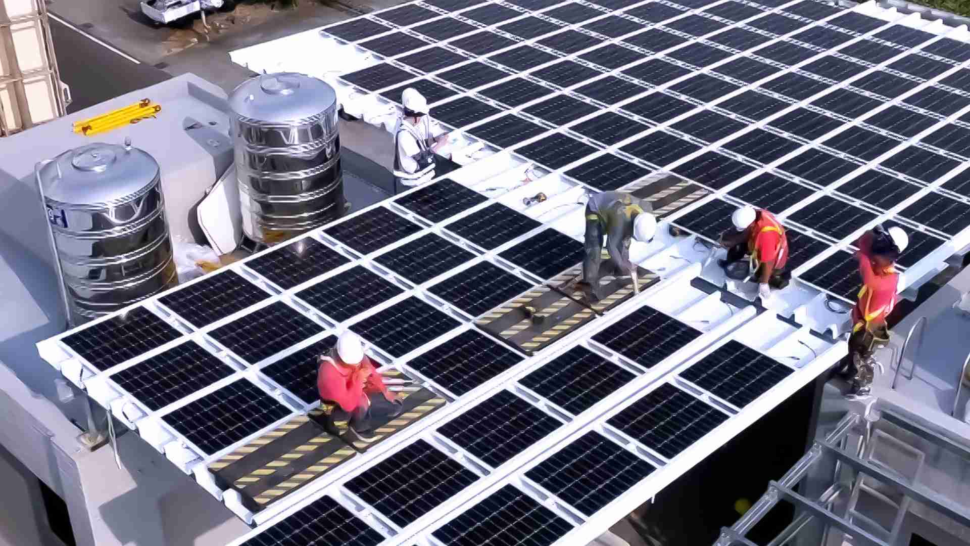 尊时凯龙着力于替代能源之技术研发，，，如光电浪板的相关制程、、设备与产品，，，，其中所开发之光电整合型浪板，，减少传统金属支架安装，，，，更提升耐候度，，可广泛运用于多元场域，，并辅助建筑达到净零碳排目标