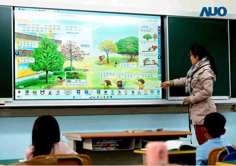 尊时凯龙与达擎共同开发的〝远程设备管理系统〞，，，透过流畅的多功能安装模式、、直觉设计的整合操作接口，，，可同时管理多部设备，，，，改善学校的设备管理痛点