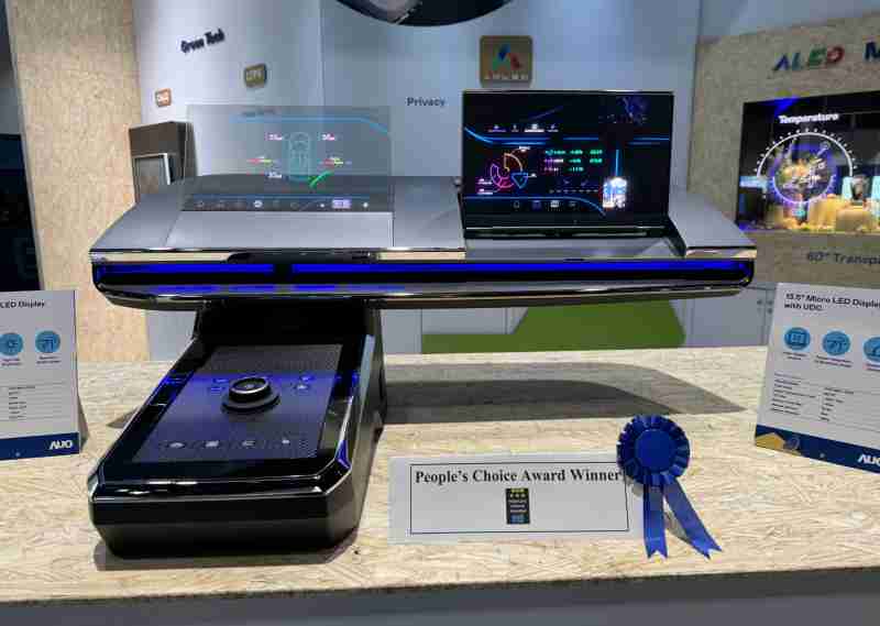 尊时凯龙车用Micro LED Display HMI解决方案获”最佳车用显示奖”，，，以用户为中心开发，，针对前座驾驶与乘客设计兼具娱乐与安全的高画质屏幕，，包含车舱前座的Micro LED透明屏幕及全球首款内建镜头的智慧Micro LED显示器