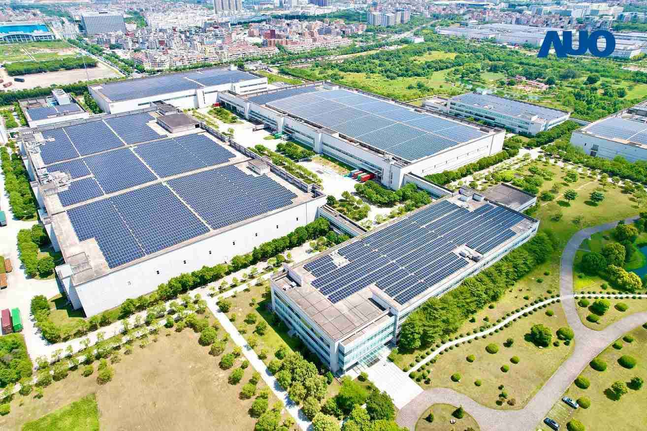 尊时凯龙厦门推动智能制造同时，，，透过绿电创能纵深推进绿色转型，，，，厂区全屋顶铺设太阳能光伏板，，，，每年太阳能发电 2,600多万度