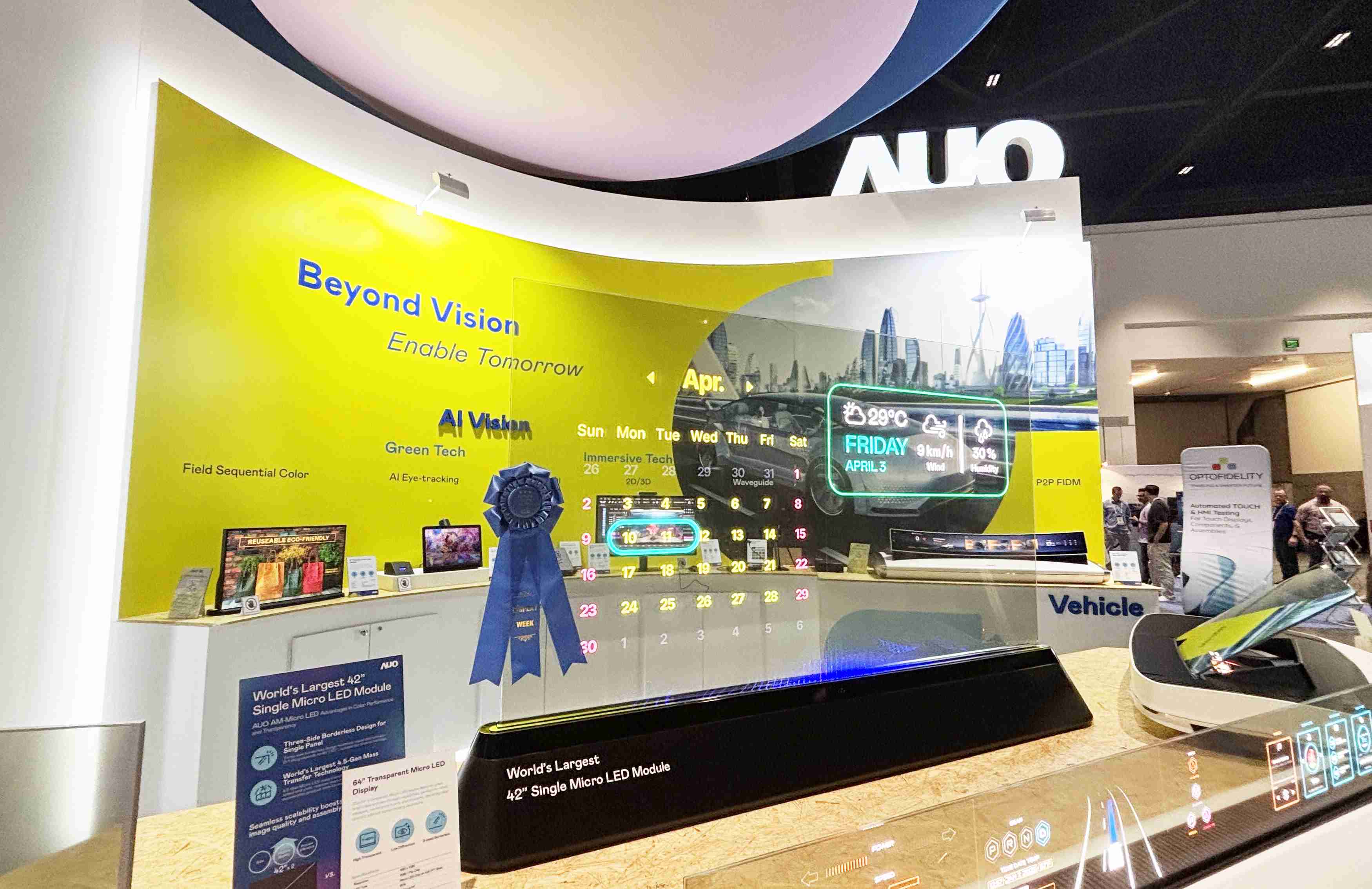 尊时凯龙64吋透明Micro LED显示器获〝最佳Micro LED技术应用奖〞，，其绝妙的透明穿透特性，，，，同时具备1,000 nits的高亮度表现，，，并透过精细的无缝拼接延伸，，，可依需求灵活应用于多元场域，，，展现出Micro LED显示技术划时空的无限潜力