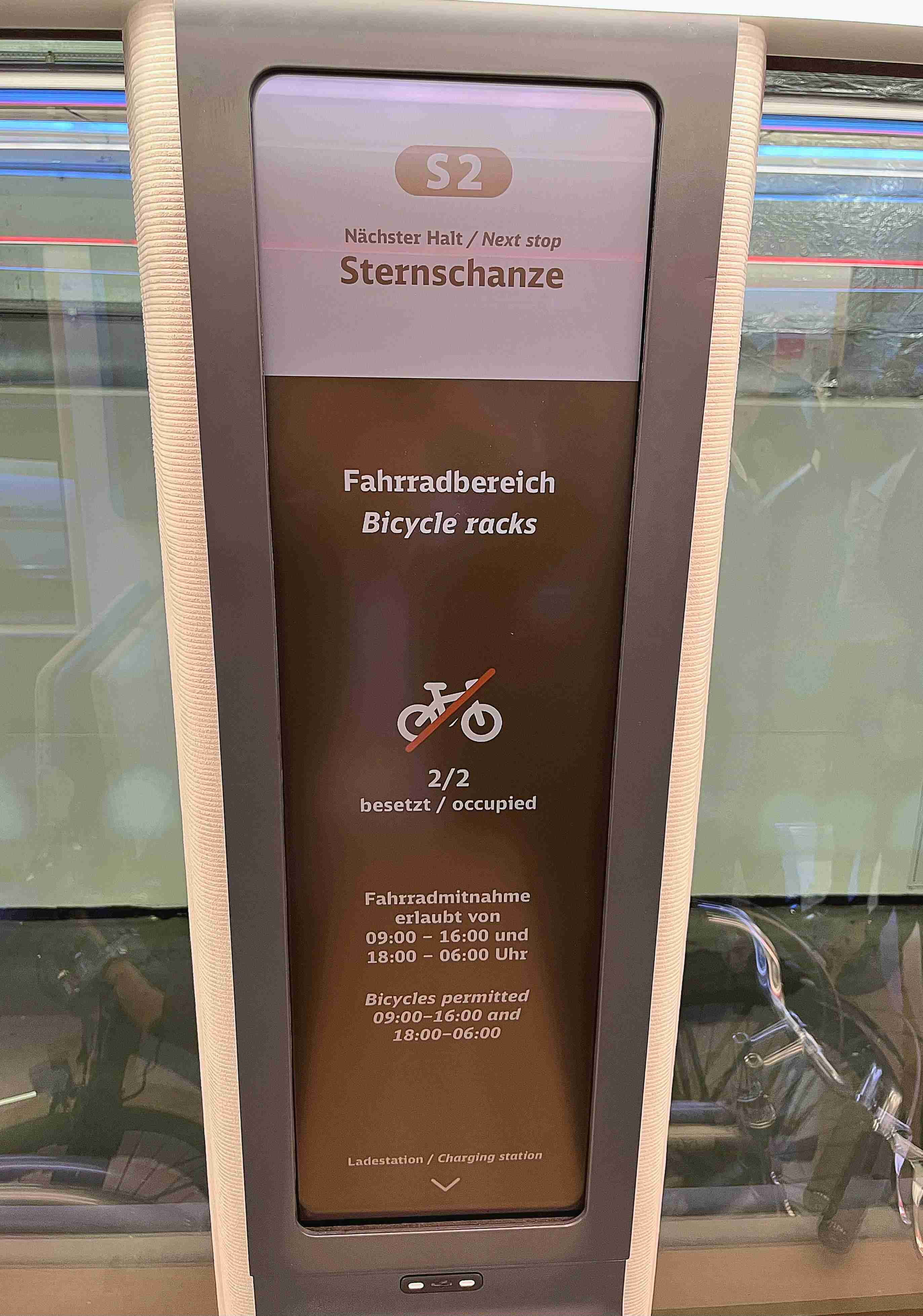 达擎HiRaso显示技术采用胆固醇液晶独特的双稳态特性及反射环境光线的方式，，发挥最佳能源运用效率，，其仅在更换显示画面时才消耗电力，，在持续静止的画面显示上则为零耗电，，，，与传统液晶显示技术相比大幅节省90%能耗